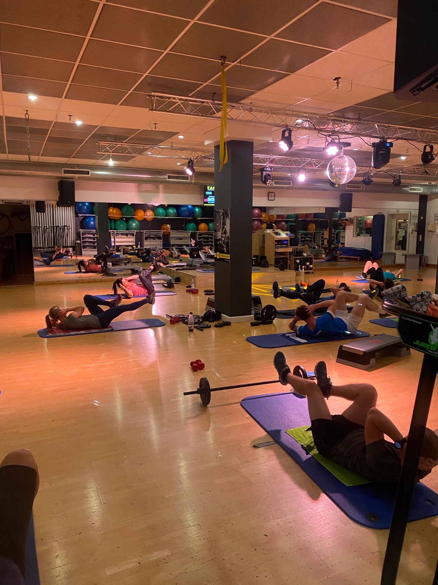 Bauchtraining im Kursraum
